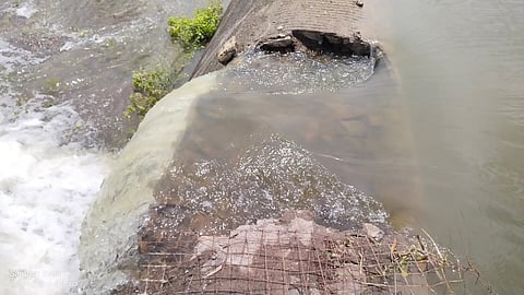 किल्लेधारुर (जि.बीड) : तालुक्यातील चाटगाव तलावाचा फोडलेला सांडवा.