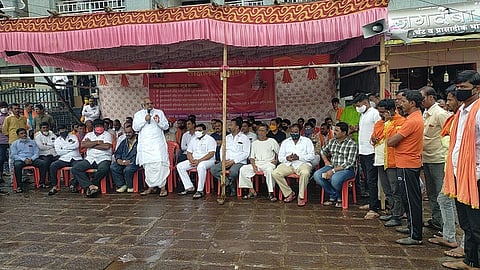 तुळजापूरात (जि.उस्मानाबाद) : तुळजाभवानी माता मंदिराच्या तुळजाभवानी पुजारी मंडळाच्या वतीने धरणे आंदोलन महाद्वारात करण्यात आले.