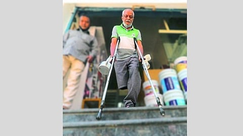 अवघ्या 5 रुपयांच्या नोटेपासून 'प्रवास'; जिगरबाज चहावाल्या बापाची कहाणी