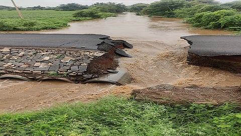 जमखंडी (ता.भाळकी, जि.बिदर) - वाहून गेलेला पूल