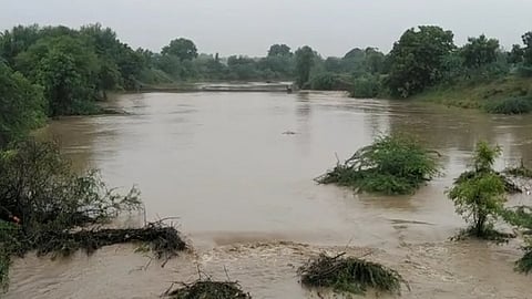 पाचोड: वीरभद्रा नदीत एक बेपत्ता, एकजण बचावला