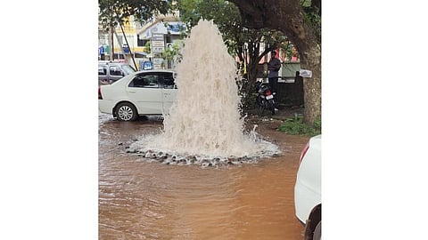 रस्त्यावर पाणीच पाणी; रत्नागिरीतील शिवाजीनगरात फुटला पाईप