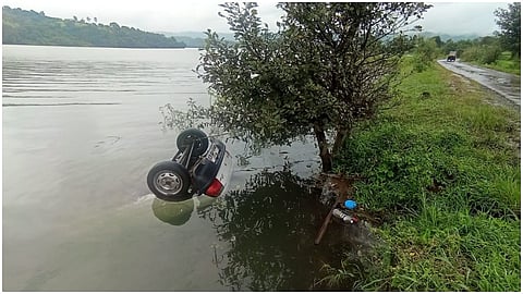 पानशेत : धरणाच्या पाण्यात कार बुडाल्याने एका महिलेचा मृत्यू झाला.
