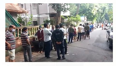 गटारीसाठी कायपण! चिकन-मटण खरेदीसाठी पुणेकरांच्या लांबच लांब रांगा