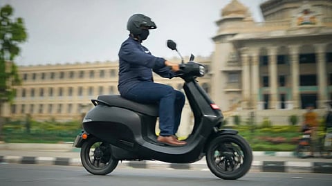 रिव्हर्स गिअर असलेली स्कूटर लवकरच बाजारात; चालते इलेक्ट्रिकवर