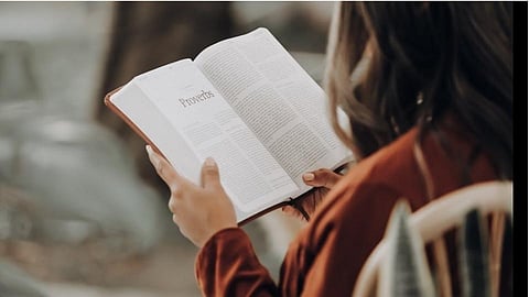 वाचनाची आवड असेल तर 'या' पद्धतीने सजवा रिडिंग कॉर्नर