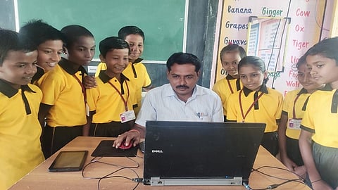 उमरगा (जि.उस्मानाबाद) : उस्मानाबाद जिल्ह्यातील उमरगा तालुक्यातील कडदोरा (जगदंबानगर) येथील जिल्हा परिषद प्राथमिक शाळेत कार्यरत असलेले उमेश रघुनाथ खोसे यांना केंद्र शासनाचा राष्ट्रीय आदर्श शिक्षक पुरस्कार जाहीर झाला आहे.