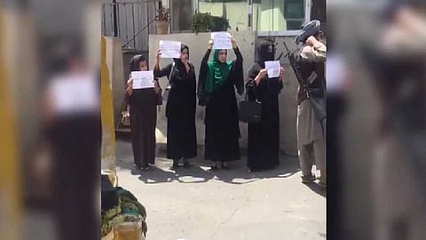 महिलांचे धाडस! तालिबानसमोर काबुलच्या रस्त्यावर महिलांची निदर्शने