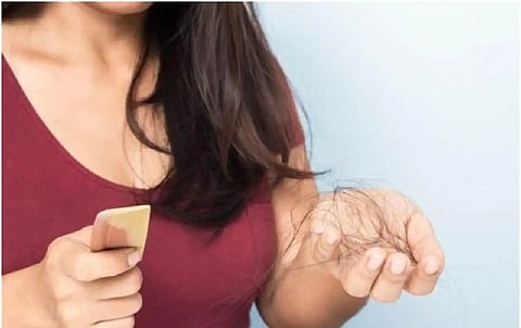 कोरोनामुक्त झाल्यानंतर केस झडण्याचं टेन्शन, 8 घरगुती उपाय