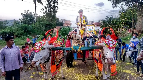 नारायणवाडी दुमदुमली! निवृत्त जवानाची गावानेच काढली वाजतगाजत मिरवणूक