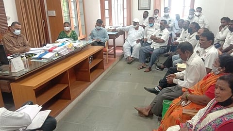 कोल्हापूर: प्रांताधिकाऱ्यांसमोरच जोरदार राडा; शेतकरी संघटना आक्रमक