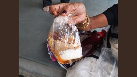 शिवभोजनातून गरिबांच्या आरोग्याशी खेळ; वाचा संपूर्ण प्रकार