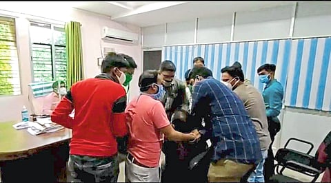 नियुक्तीसाठी रुग्णवाहिकाचालकांचा विष घेण्याचा, आत्मदहनाचा प्रयत्न