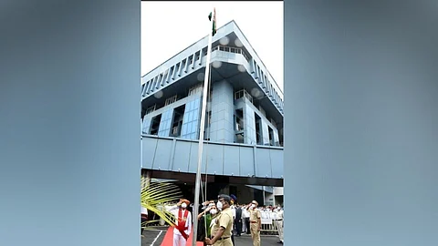 स्वातंत्र्य दिनानिमित्त ध्वजवंदन