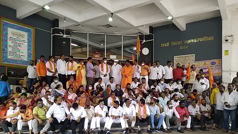पिंपरी-चिंचवड महापालिकेत भाजपच्याविरोधात शिवसेनेचे आंदोलन