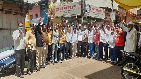 हिंगोली - सराफा व्यावसायिकांनी हाॅलमार्किंग कायद्याविरोधात घोषणा दिल्या.