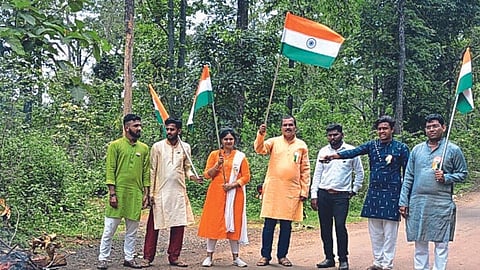 मुरंगल गावात पहिल्यांदाच झेंडावंदन; नक्षल स्मारक जाळून स्वातंत्र्यदिन