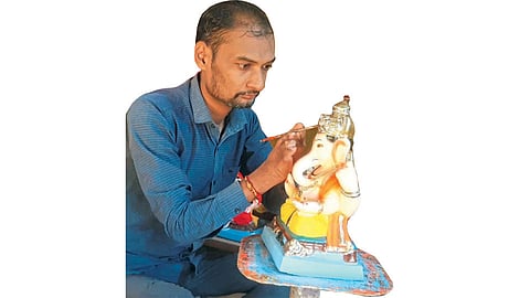 हाताला बोटे नसतानाही मनोज कुंभार घडवतात गणरायाच्या मूर्ती