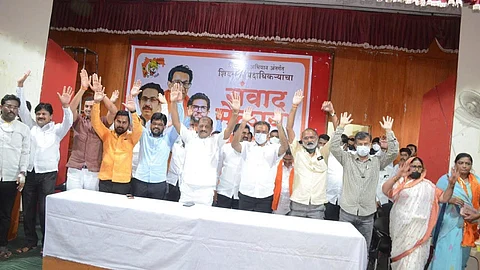परभणी : शिवसेनेच्या पदाधिकारी संवाद मेळाव्यात खासदार संजय जाधव, डॉ. विवेक नावंदर, विशाल कदम, राम पाटील, सखुबाई लटपटे, राजू कापसे, संदीप भंडारी, अंबिका डहाळे व इतर.