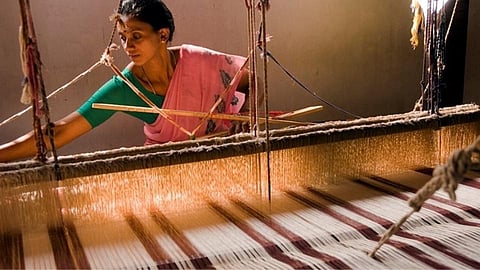 हातमाग विणकरांना मिळताहेत प्रशिक्षणातून स्वावलंबाचे धडे !