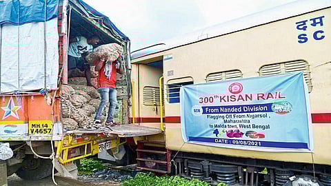 नांदेड : नांदेड रेल्वे विभागाच्या नगरसूल स्थानकातून सोमवारी पश्चिम बंगालला रवाना झालेली तीनशेवी किसान रेल्वे.