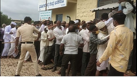 खडकलाट कोविड सेंटरमध्ये खडाजंगी ; पोलिसांचा लाठीचा प्रसाद