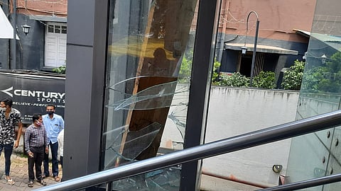 पुणे: पुण्यातील डेक्कन परिसरातील आर डेक्कन मॉलवर शिवसेनेच्या कार्यकर्त्यांनी दगडफेक केलीय, केद्रीय मंत्री नारायण राणे यांच्या मालकीचा हा मॉल आहे.