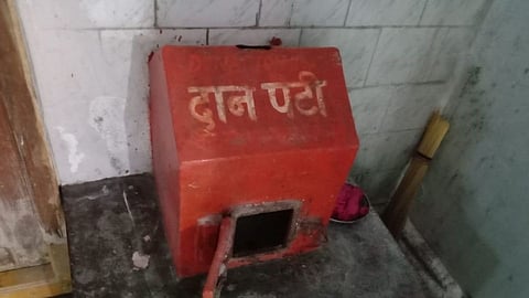 चोराची शक्कल! सीसीटीव्हाला पेंट मारून मंदिराची दानपेटी फोडली