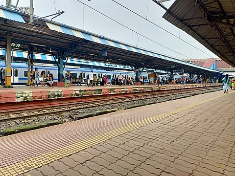 Photos: गर्दीने तुंडब भरलेल्या डोंबिवली रेल्वे स्थानकावर शुकशुकाट