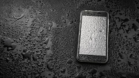 स्मार्टफोन पावसात भिजलाय? लगेच करा उपाय