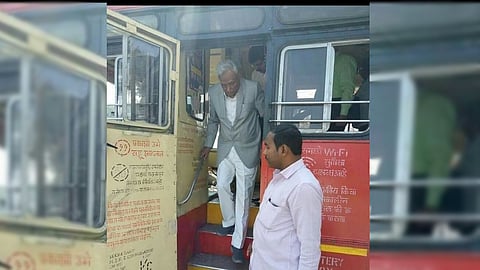 पेपरच्या रद्दीचे पैसे सरकारी तिजोरीत जमा करणारा मंत्री