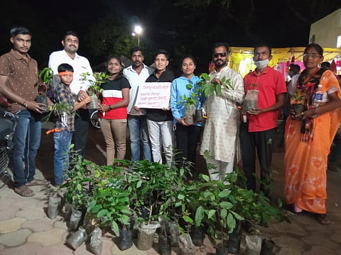 बार्शीत तरुणींचा अनोखा उपक्रम; जोपासलेली वृक्ष दिली सर्वसामान्यांना