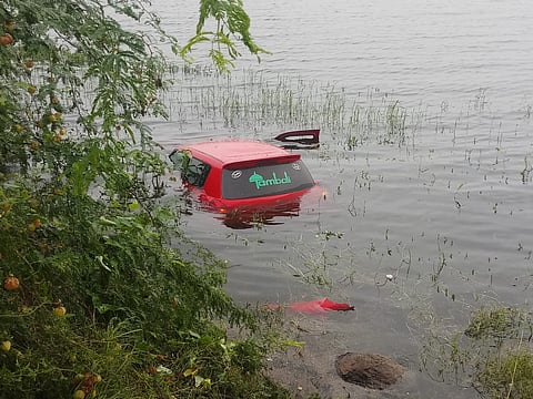 डिकसळ : ब्रिटीशकालीन पुलाजवळ कार उजनीच्या पाण्यात