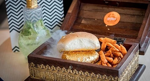 22 कॅरेट सोनं लावलेला वडापाव, किंमत दोन हजार रुपये