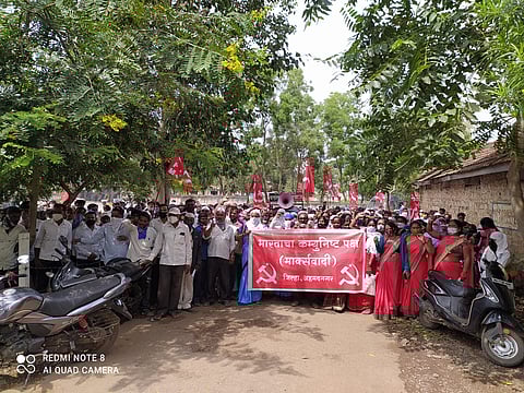 अकोले : किसान सभेचा सोयाबीन ओतून केंद्र सरकारचा केला निषेध