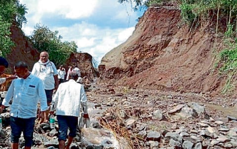 पावसाने पाझर तलावांचेही बेहाल