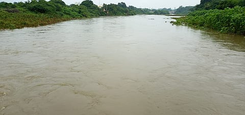 औरंगाबाद: जीव धोक्यात घालून कर्तव्यासाठी ‘ती’ने काढली पुरातून वाट