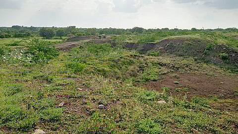 इंदिरा गांधी पाझर तलाव कोरडा , दुरुस्तीसाठी फोडला बांधारा