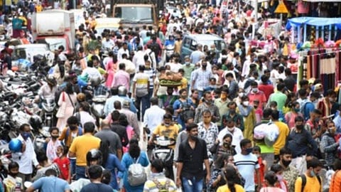 तिसऱ्या लाटेला आमंत्रण, मुंबईच्या गर्दीत कोरोना नियम पायदळी