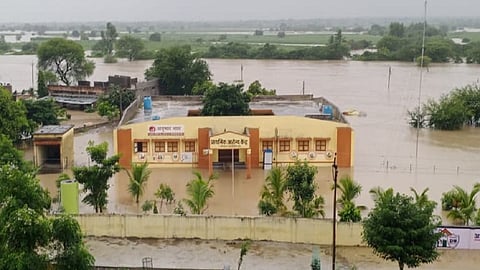 इस्थळ (ता. केज) : आरोग्य केंद्र पाण्यात गेले आहे.