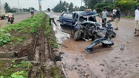 बेगमपूर येथे ट्रक व कारचा भीषण अपघात! एक ठार, दोघे जखमी