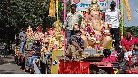 गणपती बाप्पा मोरयाच्या गजरात ठरलेल्या वेळेत शिस्तबद्धपणे मंडळांकडून मूर्ती विसर्जन .