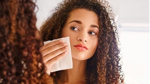 झोपण्यापूर्वी करा मेकअप Remove; अन्यथा असे होऊ शकते नुकसान