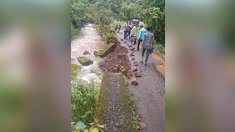 सातारा: दक्षिण भागातील सांगवी-मेढा मार्गावरील रस्ता खचला