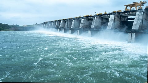 माकणी (ता.लोहारा, जि.उस्मानाबाद) येथील निम्न तेरणा धरण रविवारी पूर्ण क्षमतेने भरले आहे. यामुळे धरणाचे १४ दरवाजे उघडण्यात आले आहे. (छायाचित्र - सदाशिव जाधव, माकणी)