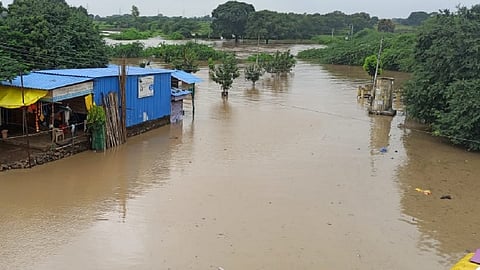 उजनी (ता. औसा, जि.लातूर) : पावसामुळे तेरणा नदीने रौद्र रूप धारण केल्याने येथील बाजारपेठेत पाणी शिरले आहे.