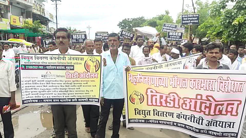 महावितरण विरोधात निषेध अंत्ययात्रा; कार्यालयावर धडकले विद्युत ग्राहक