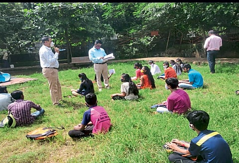 मुंबई : मोकळ्या मैदानावर ‘शिक्षणाचे पाठ’