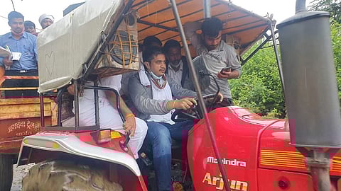 mal rohit pawar inspected the agriculture in Jamkhed damaged due to heavy rains