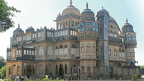 माय टूर : शानदार पॅलेस इस्टेट, पाक सिमेवरील लखपतचा नजरा